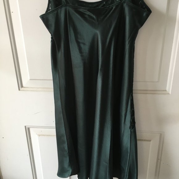 Versailles brand forest green nighwear. Size large - Picture 3 of 4